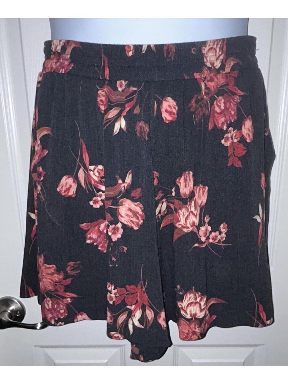 Torrid Pull On Floral Shorts Sz 1 NWT